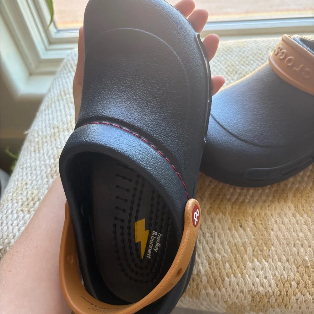 NWT Bistro Crocs Unisex Clog - Picture 4 of 9